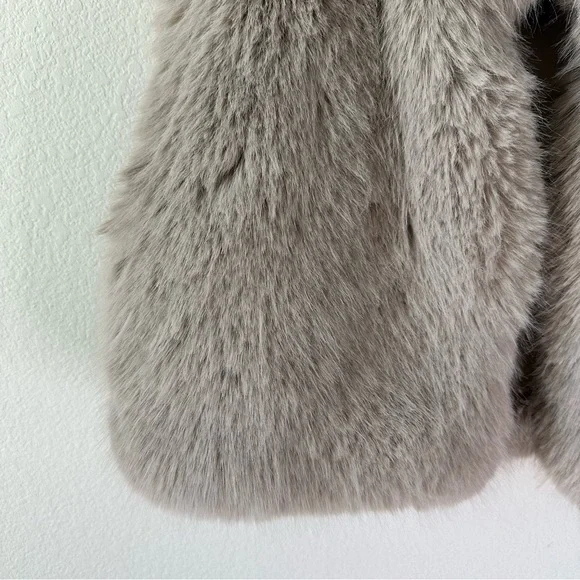 ALO YOGA Opulent Faux Fur Cropped Vest in Oat Beige SZ M - Picture 4 of 8